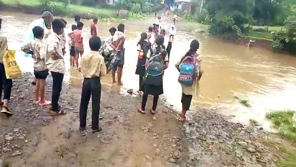 खतरे का सफर: परोलिया में रपटे पर पानी के ऊपर से स्कूल जाते हैं बच्चे