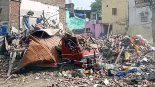सदर बाजार इलाके में गिरी तीन इमारतों को पहले ही असुरक्षित घोषित कर दिया था : दिल्ली मेट्रो