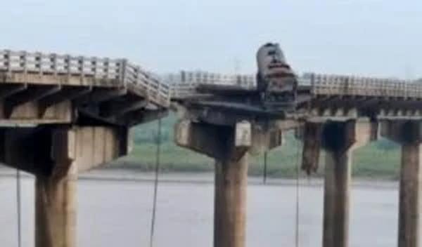 गुजरात में महिसागर नदी पर पुल ढहने से मृतकों की संख्या 10 हुई