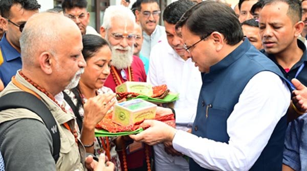 धामी ने कैलाश मानसरोवर यात्रियों के पहले दल को दिखायी हरी झंडी