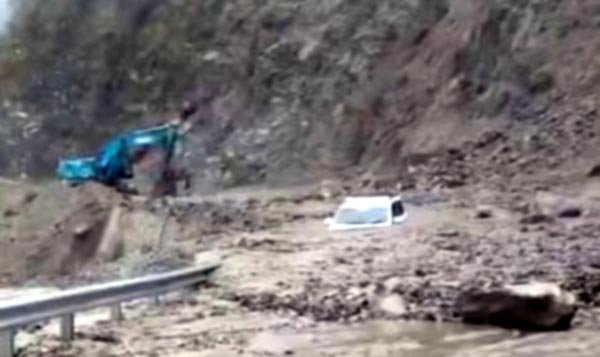 बदरीनाथ धाम का रास्ता भारी बारिश के कारण अवरुद्ध