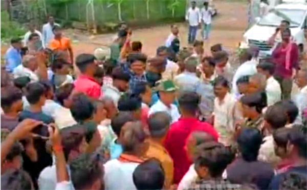 चोरियों से परेशान ग्रामीणों का फूटा गुस्सा, आकाशवाणी तिराहे पर किया चक्काजाम