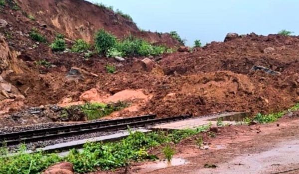 भूस्खलन के कारण कोरापुट-किरंदुल लाइन पर दूसरे दिन भी रेल सेवाएं बाधित