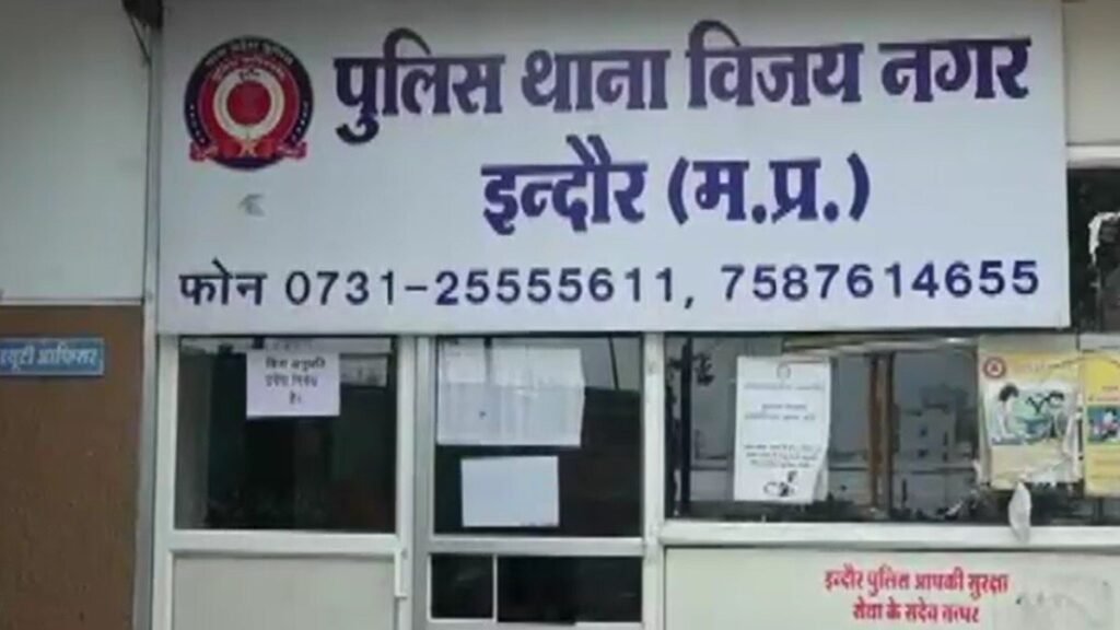 रिपोर्ट दर्ज कराने से नाराज़ बदमाश ने फरियादी को धमकाया, फिर डंडे से पीटा