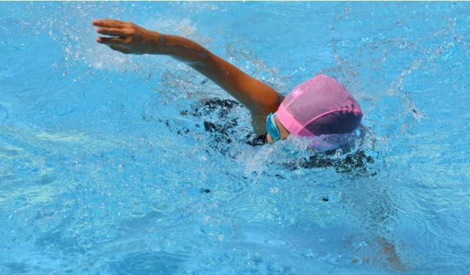 दिल्ली राज्य सब-जूनियर और जूनियर तैराकी : खुशी भट्ट का गोल्डन डबल