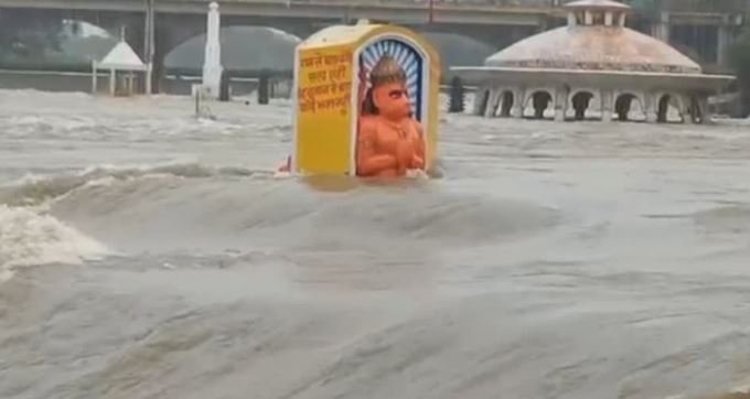 महाराष्ट्र में मूसलाधार बारिश: गोदावरी नदी उफान पर, नासिक के प्रसिद्ध रामकुंड और शिव मंदिर डूबे; जनजीवन अस्त-व्यस्त