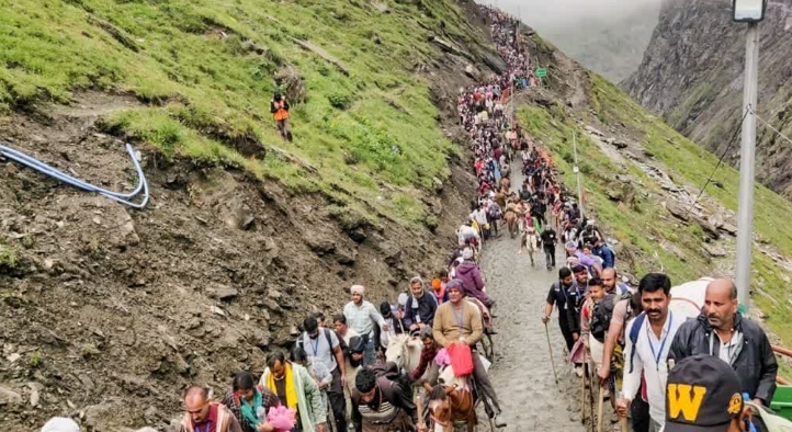 भारी बारिश के बीच अमरनाथ यात्रा का 26वां जत्था रवाना: पवित्र गुफा के दर्शन को उमड़ा श्रद्धालुओं का सैलाब, उत्साह बरकरार