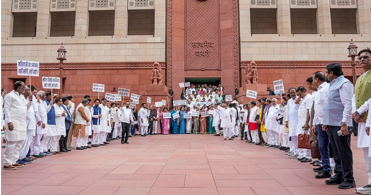इंडिया गठबंधन के नेताओं का संसद परिसर में प्रदर्शन
