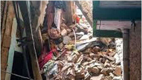 दिल्ली में इमारत गिरने से दो लोगों की मौत, आठ घायल