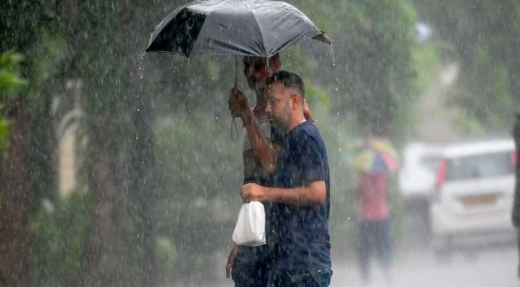 पहाड़ से मैदान तक झमाझम बारिश का अलर्ट: IMD ने जारी की भारी वर्षा की चेतावनी, जानें आज के मौसम का हाल और अपने क्षेत्र का अपडेट