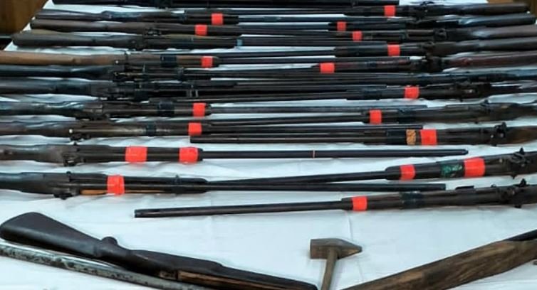 मणिपुर में सुरक्षा बलों की बड़ी कार्रवाई: हथियारों का जखीरा बरामद, 11 अत्याधुनिक राइफलें और भारी मात्रा में गोला-बारूद जब्त