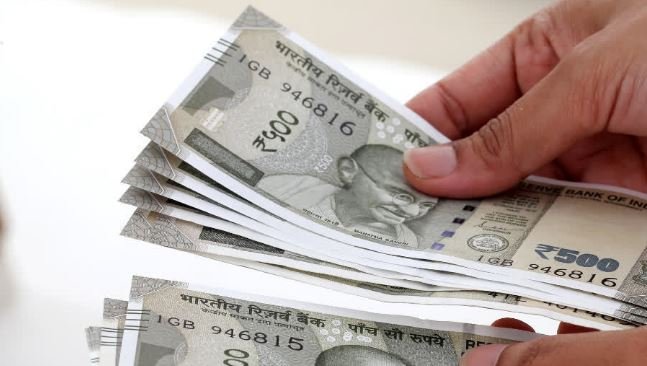 आठवां वेतन आयोग लागू होने में देरी: कर्मचारी और पेंशनर्स की बेचैनी बढ़ी, क्यों लटक रहा है केंद्रीय कर्मचारियों का वेतन वृद्धि का इंतजार?