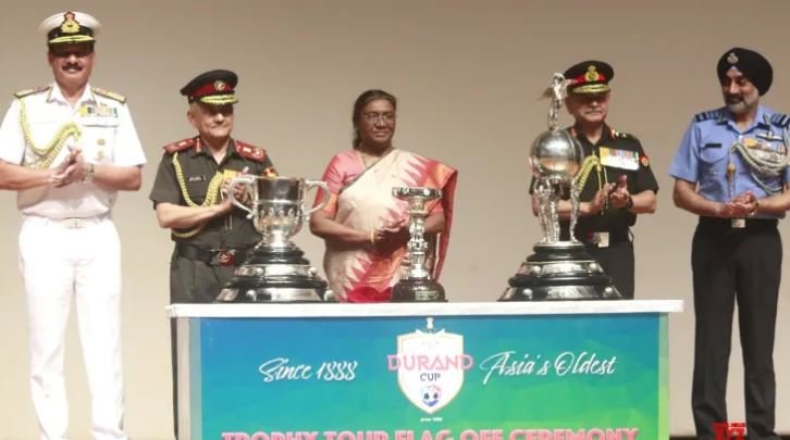 मुर्मु ने किया डूरंड कप टूर्नामेंट की ट्रॉफियों का अनावरण