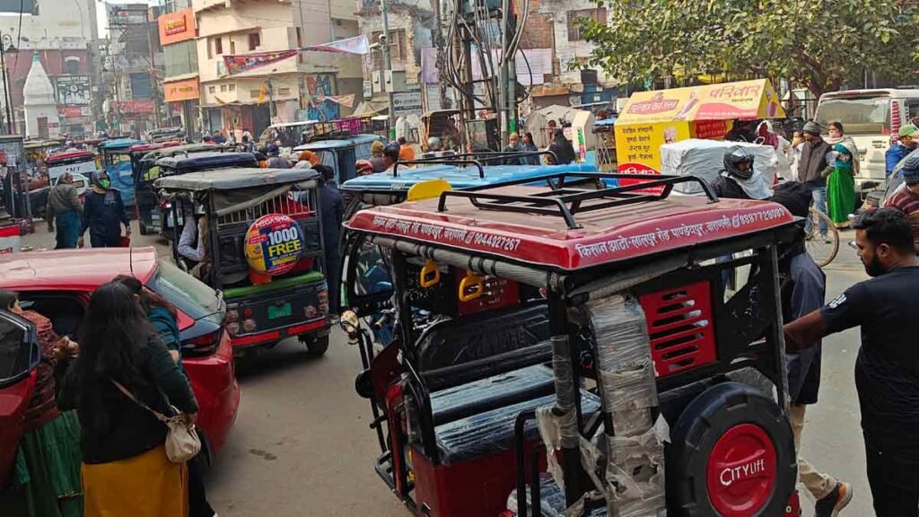 ई रिक्शा चालक ने यात्री के चुरा लिए 20 हजार