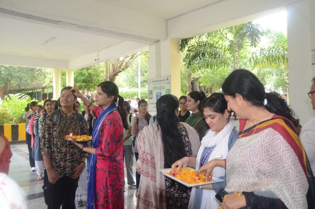 IEEHE भोपाल में तिलक एवं पुष्प वर्षा कर नव प्रवेशित छात्रों का स्वागत 