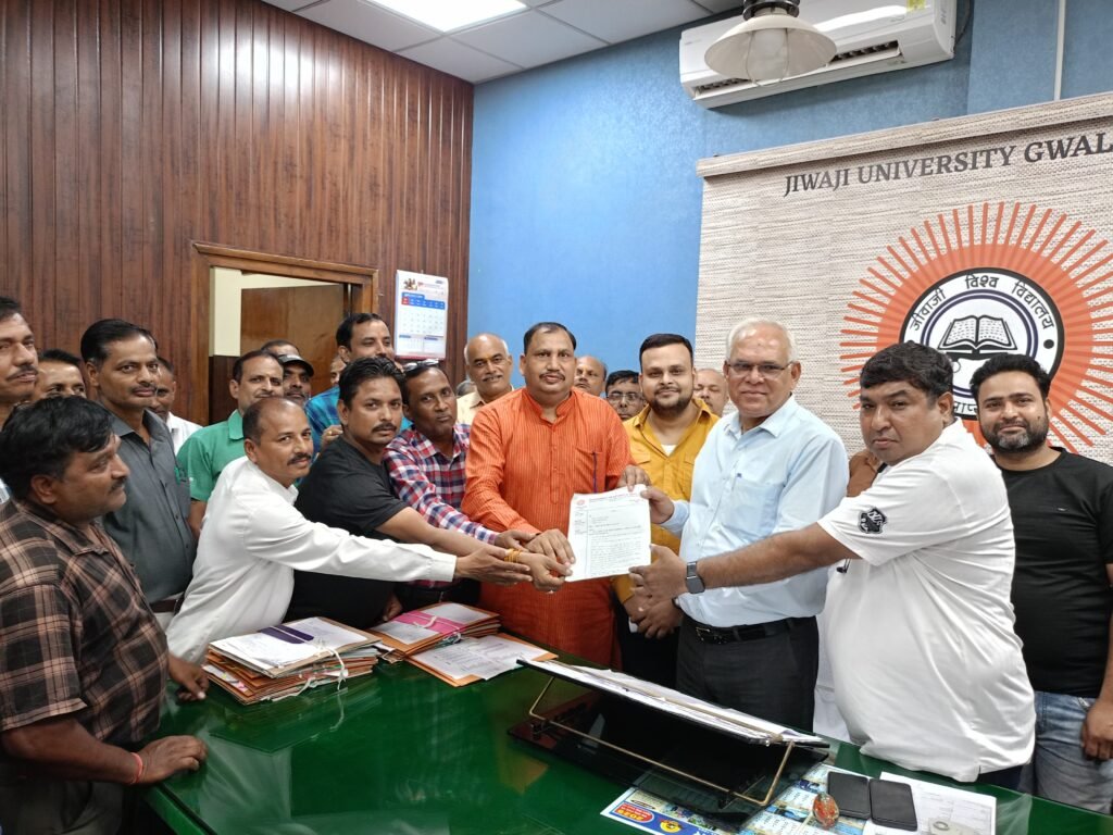 जेयू: स्थायी कर्मियों ने नियमितीकरण, सातवें वेतनमान समेत 10 सूत्रीय मांगों को लेकर सौंपा ज्ञापन