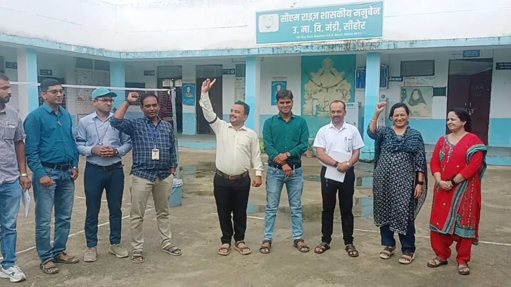 ईई अटेंडेंस के विरोध में शिक्षकों ने बांधी काली पट्टी, रखा उपवास