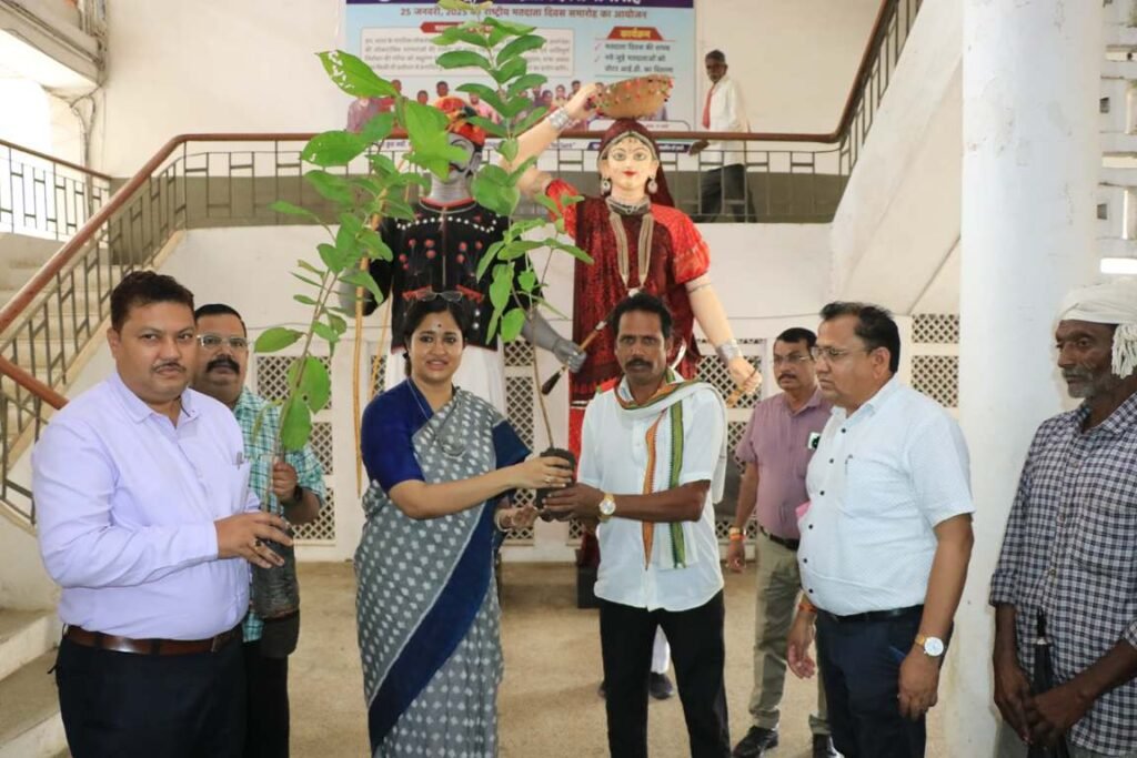 कलेक्टर ने जनसुनवाई में आवेदकों को फलदार पौधे किये भेंट 