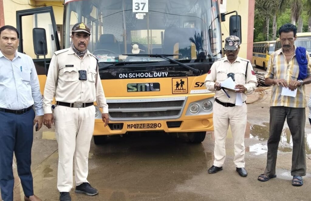 प्राइवेट स्कूलों में जाकर की गई बसों की जाँच