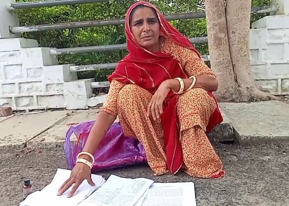 जनसुनवाई में जहर की शीशी लेकर पहुंची अन्नू कुंवर,मचा हडक़ंप