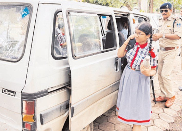 बिना दस्तावेज व ओवरलोड स्कूली वाहन जब्त