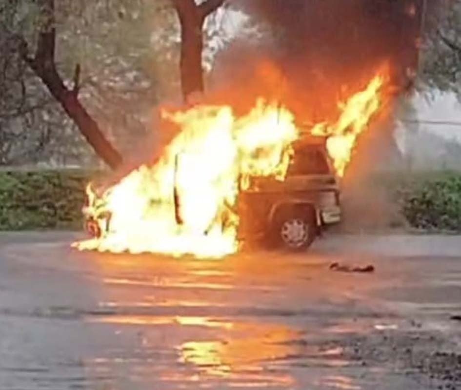 कार में लगी भीषण आग, कूदकर बचाई जान 