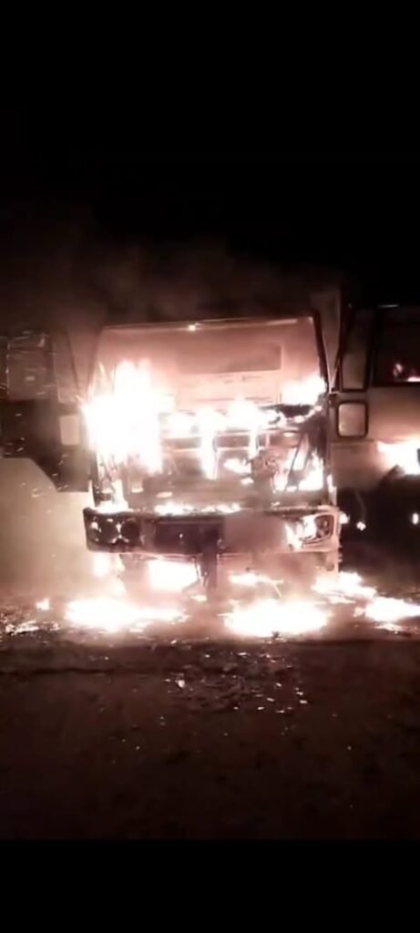 रेत का अवैध परिवहन कर रहा डंपर धूं धूं कर हुआ खाक