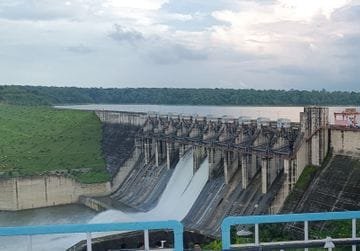 मडी़खेड़ा बाध से 300 घन मीटर प्रति सेकेंड पानी छोड़ा जा रहा