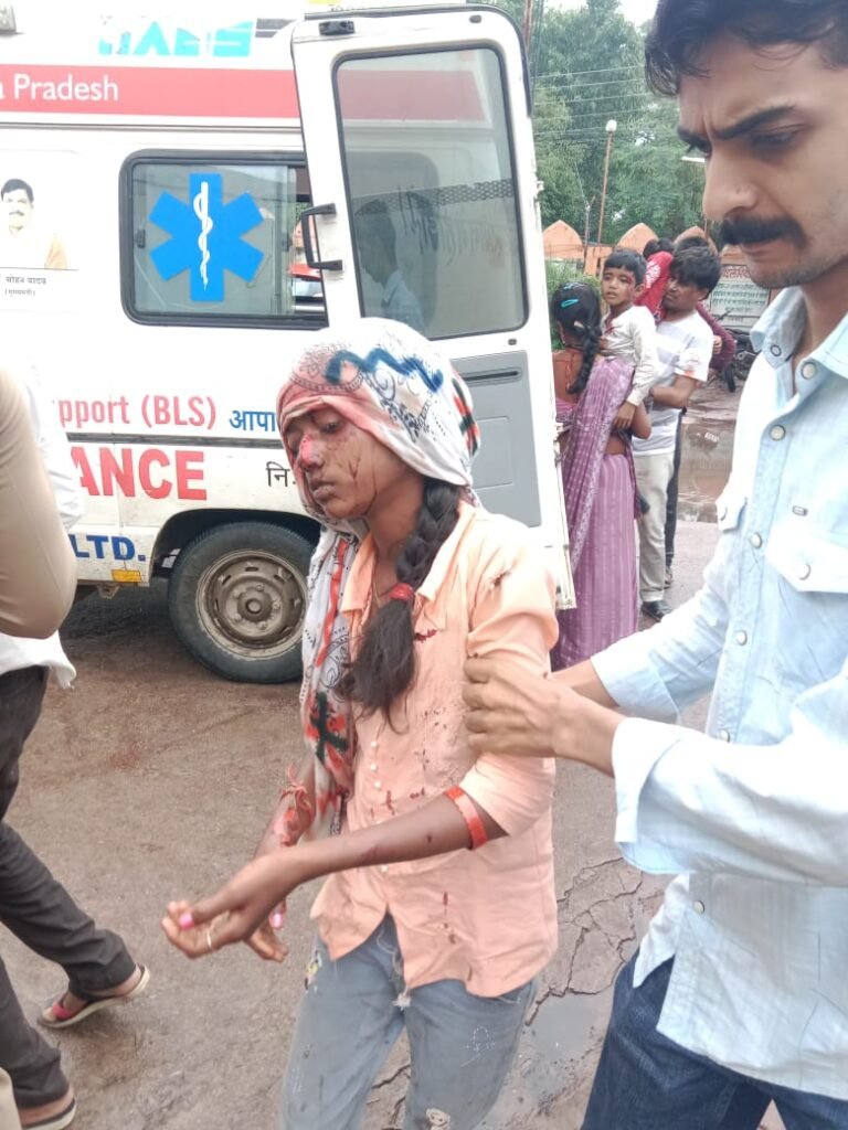 पिकअप वाहन पलटने से एक दर्जन से अधिक घायल