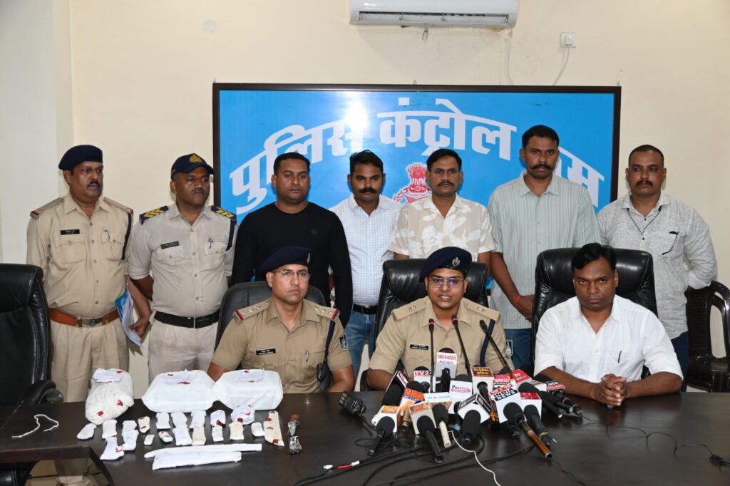 हथियारों के 8 सौदागर गिरफ्तार, 35 चाईना चाकू जप्त 