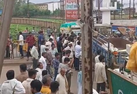 उड़द की बोली सुनते ही भड़के किसान, पाटन कृषि उपज मंडी में लगाया जाम