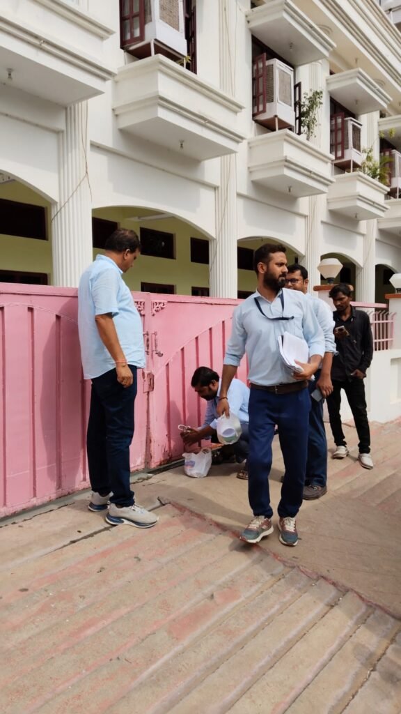 बकायादारो के यहां नगर निगम ने की तालाबंदी