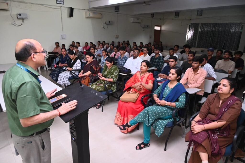 कुलगुरू ने छात्रो से बाल्यकाल के अनुभवो को किया साझा