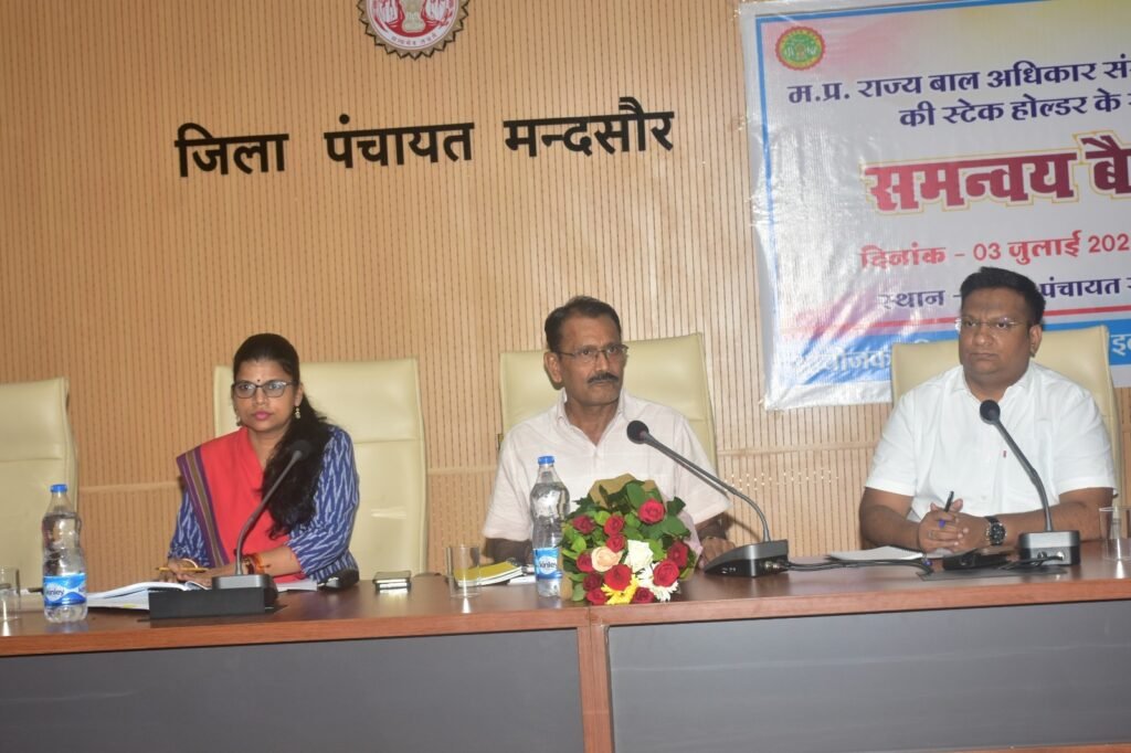 स्कूलों में बच्चों से संबंधित सभी हेल्पलाइन नंबर चस्पा करें