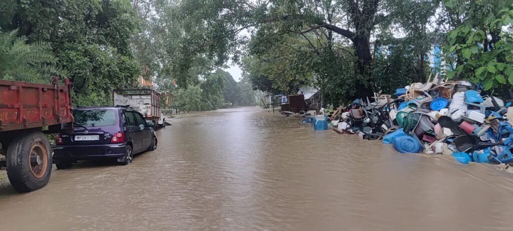 सुरपन और मटियारी नदियां उफान पर, कई गाँव जलमग्न