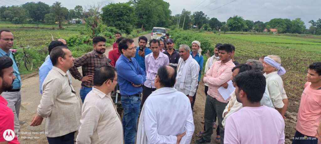 किसान: पहले मुआवजा दो फिर ले जाओ मशीने