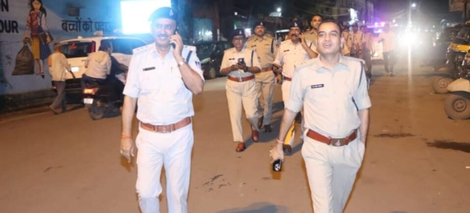 कानून व्यवस्था बनाए रखने पुलिस का फ्लैग मार्च 