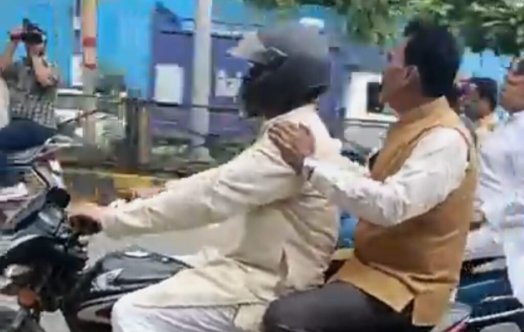 मंत्रियों ने बाइक से ग्वालियर की सड़कों का निरीक्षण किया