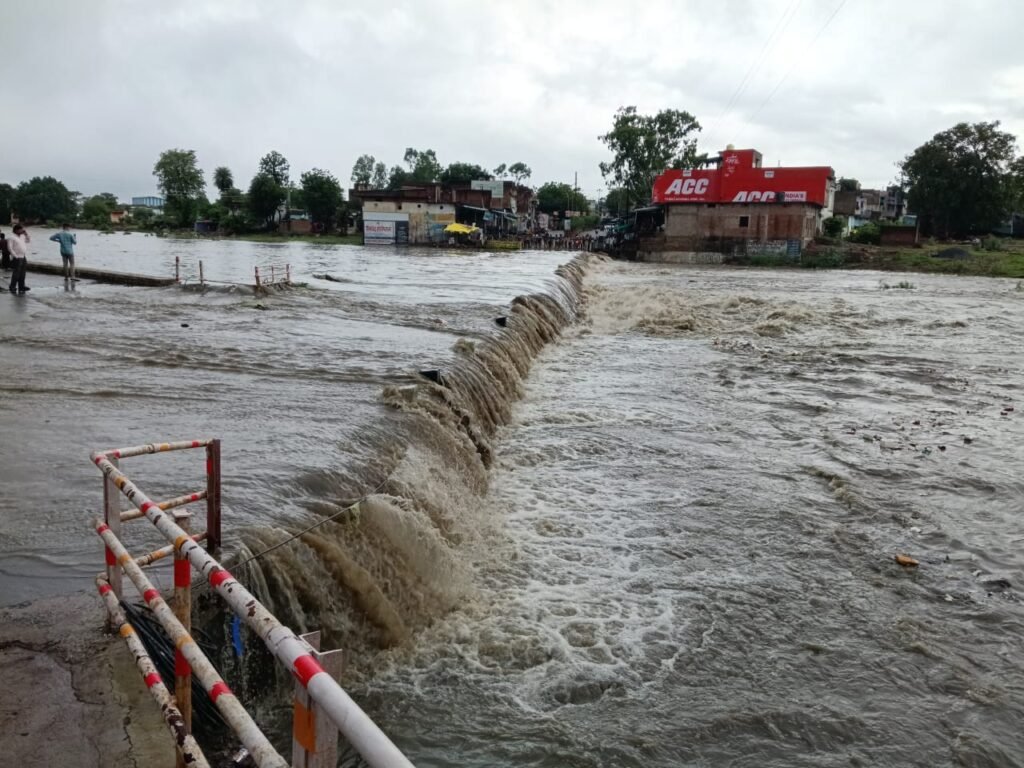 बुंदेलखंड में नदियां उफान पर, खेल मैदान बने तालाब