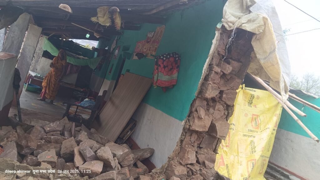 खर्राखेड़ा में बारिश से घर ढ़हा, हफ्ते भर बाद भी सहारा देने नहीं पहुंचे जिम्मेदार