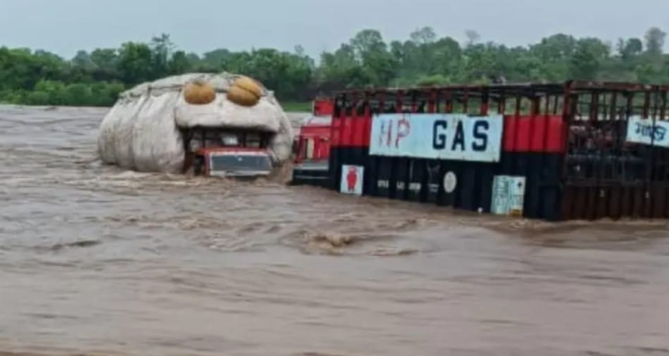 तेज बहाव में बहे दो ट्रक 