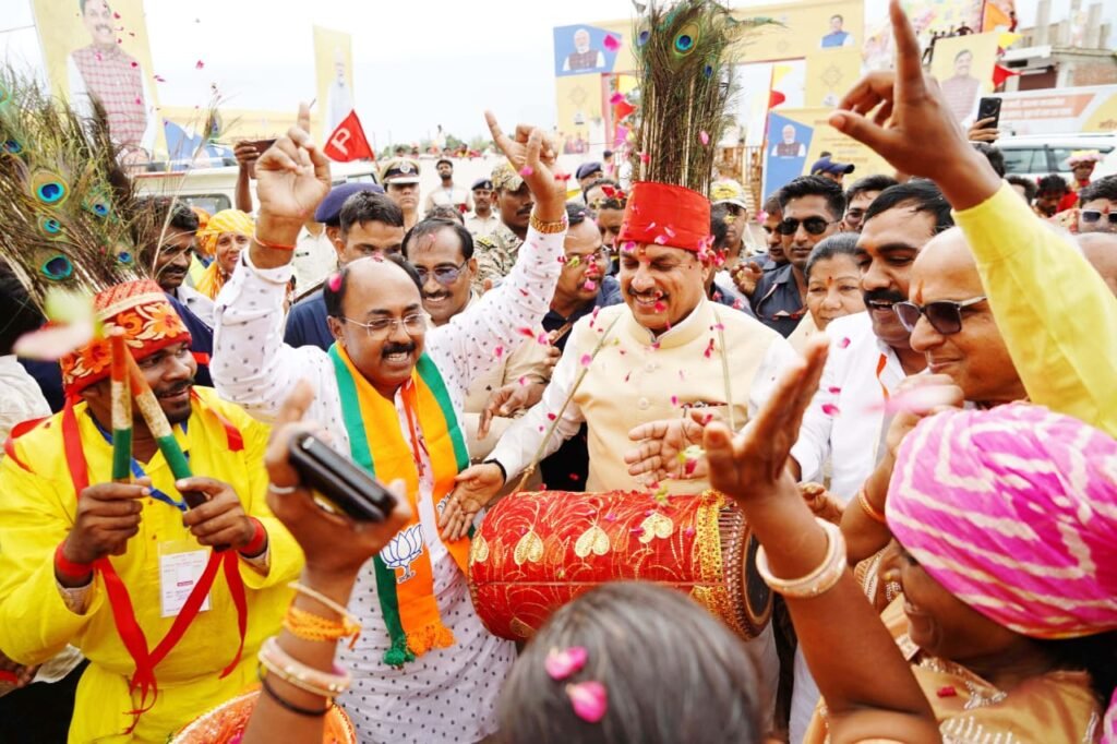 CM का ऐलान: बरगवां से परसौना एवं रजमिलान-माड़ा तक बनेगी फोरलेन सड़क, सरई में 100 बिस्तर का अस्पताल