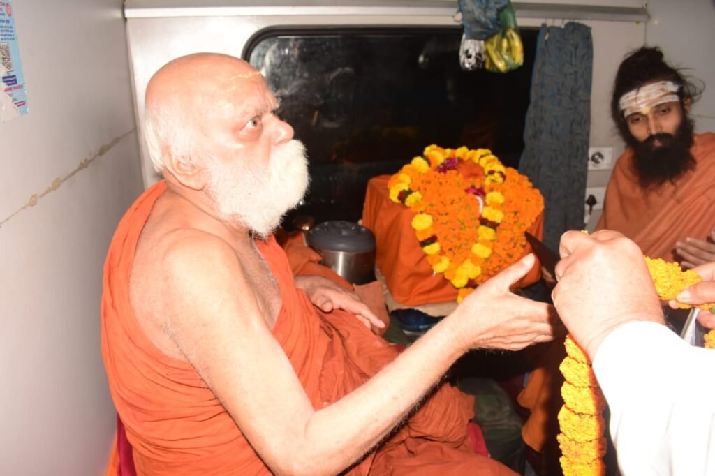 स्टेशन पर जगतगुरु शंकराचार्य का शिष्य परिवार ने किया भव्य स्वागत 