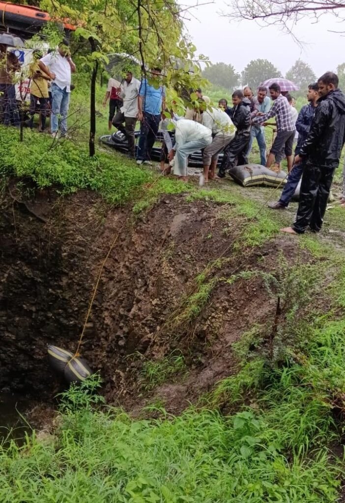 पुलिस वाहन कर रहा था कार का पीछा, ड्राइवर ने कार लॉक कर कुए में धकेला