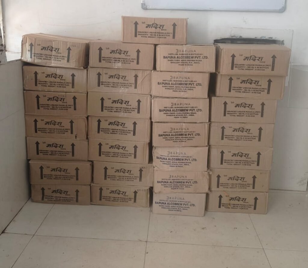 बड़ी कार्रवाई : पुरानी छावनी में लोडिंग वाहन से 29 पेटी अवैध देशी शराब बरामद, दो गिरफ्तार