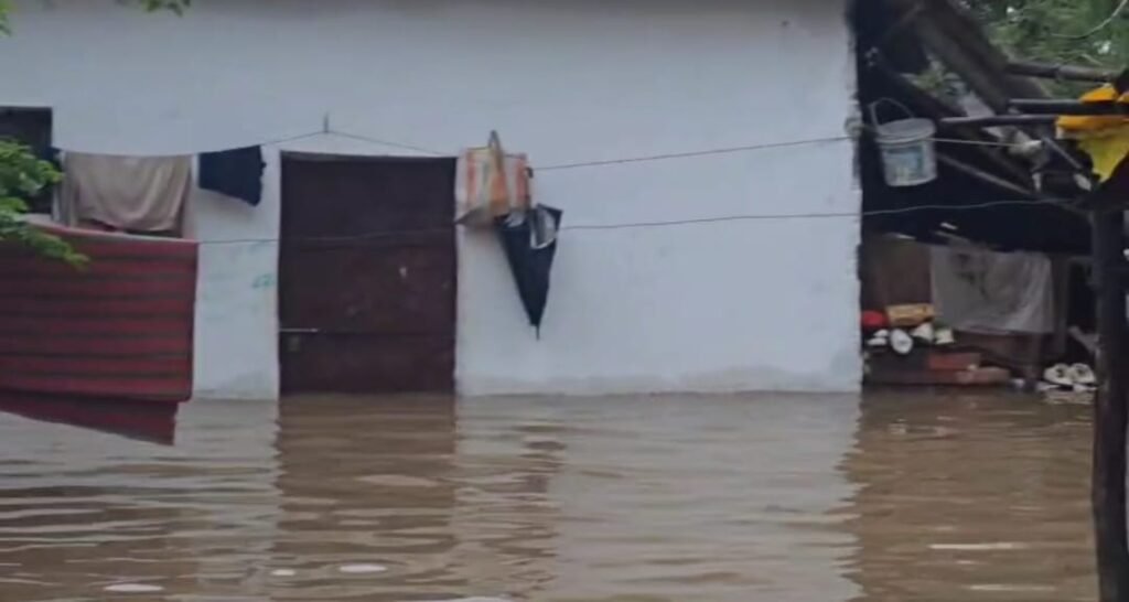 खड़देवरा पदमी चौराहा पर खुसरा नाले का पानी घरों में घुसा