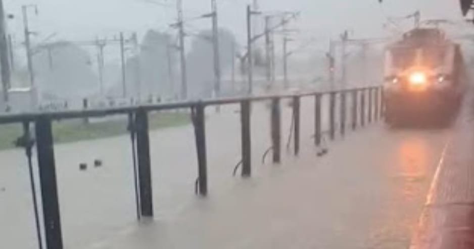 शहडोल रेलवे स्टेशन में पानी भरा, ट्रेनों को कॉशन पर निकाला गया