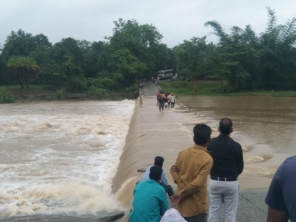 रात भर हुई बारिश से नदी नाले उफान पर 
