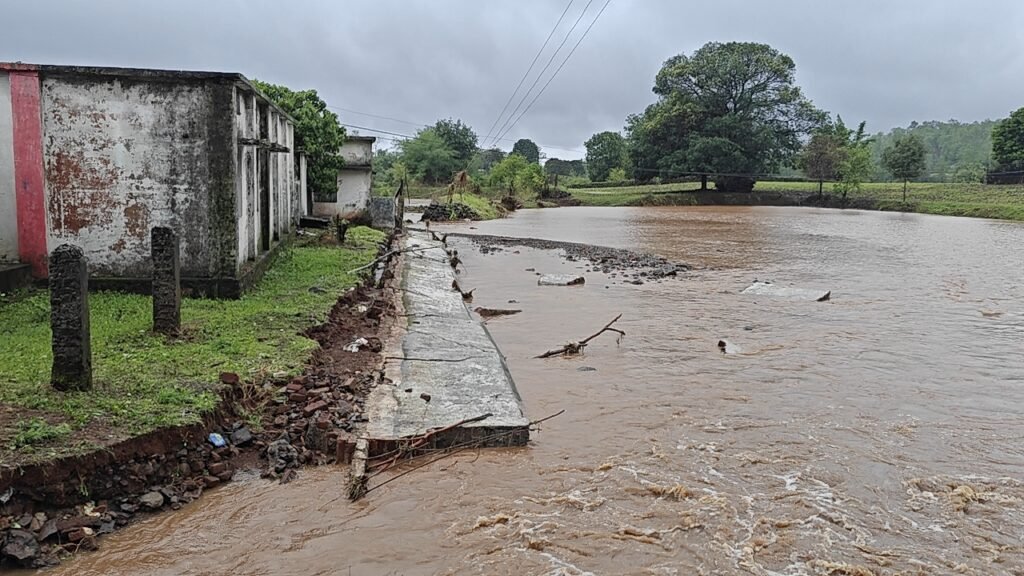 सिंघनपुरी प्राथमिक शाला में भरा पानी, पाठ्य सामग्री खराब,बाउंड्रीवॉल गिरी
