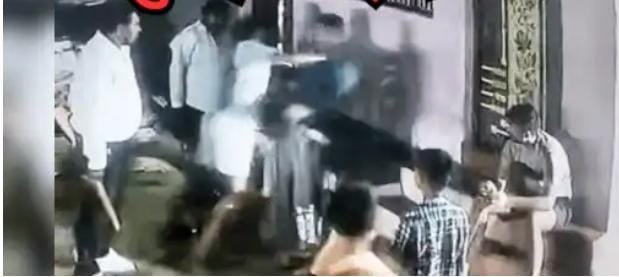 हथियारबंद लोगों के साथ पहुंचा बच्चा यादव, पहले कट्टे से किया फायर फिर पीटा